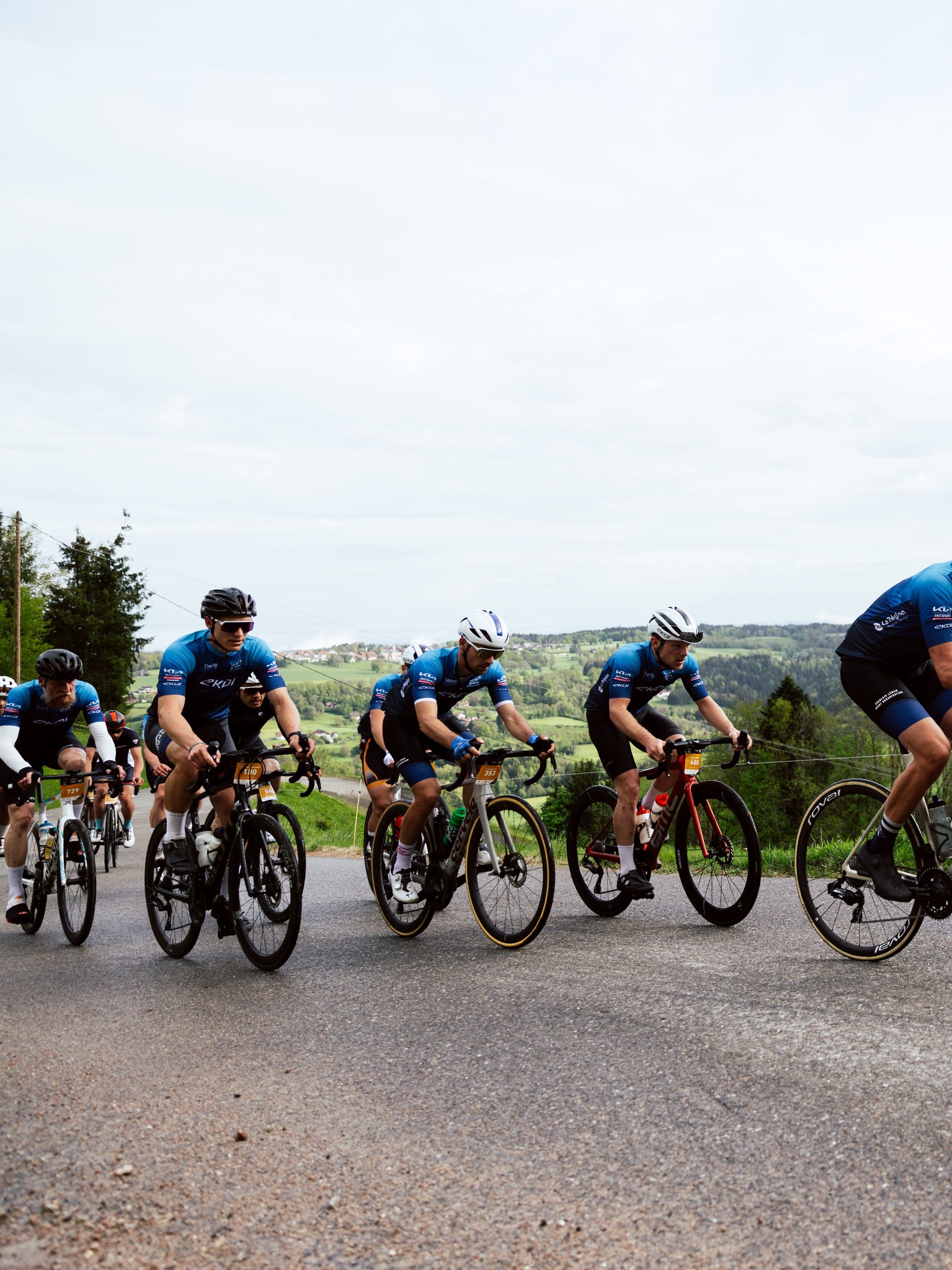 🗺 Une 6ème édition synonyme de retour aux essentiels ! 

🔵🟣 Si le format “petit” s’allonge avec la montée de Jambaz, son final restera identique avec le Col du Feu. Une version "rando" permettra de rentrer à Thonon sans ce dernier.
🟡 Le “grand” parcours lui se concentrera sur la vallée verte avec Jambaz, Saxel, Ruppes, Moises et Feu comme cols au menu. 
🟢 Le “moyen” évitera les deux derniers cités en rentrant directement depuis Draillant au Lyaud. 

🧘‍♀️ Nouveauté importante pour assurer la sécurité des coureurs, les temps seront neutralisés entre Le Lyaud et la descente sur Thonon.

𝐈𝐧𝐟𝐨𝐫𝐦𝐚𝐭𝐢𝐨𝐧𝐬 & 𝐢𝐧𝐬𝐜𝐫𝐢𝐩𝐭𝐢𝐨𝐧𝐬 ⤵️
✍️ https://thonon-cyclingrace.fr

📸 @puurfilm 

#ThononRunningRace #ThononCyclingRace #TCR #cyclosportive #running #courseapied #thononrun #run #granfondo #leman #thononlesbains #hautesavoie #gravel #route #sport #evenementsportif #lacléman #course